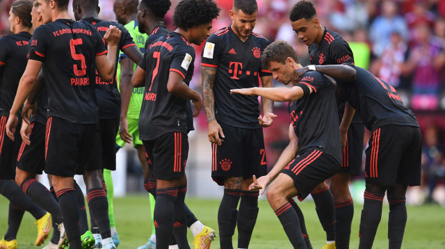 שחקני באיירן מינכן חוגגים עם תומאס מולר (צילום: רויטרס)