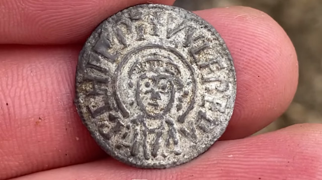 מטבעות אנגלו-סקסוניים אותרו ועשויים להיות שווים הון (צילום: מתוך פייסבוק)