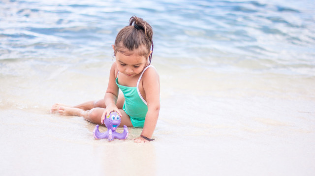 משחק תמנון לחוף הים מבית NUBY (צילום: יחצ חול)