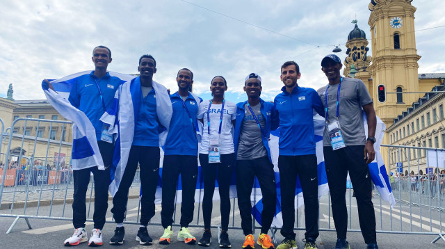 רגע היסטורי במינכן. הנבחרת הישראלית לאחר המרתון (צילום: אתר רשמי, איגוד האתלטיקה)