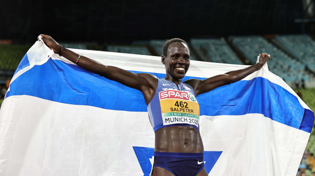 לונה צ'מטאי סלפטר רצה ישראלית אחרי זכייתה במדליית ארד באליפות אירופה (צילום: GettyImages, Simon Hofmann)