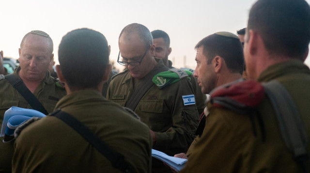 מפקד פיקוד המרכז בזירת אירוע הירי בשגגה (צילום: דובר צה"ל)