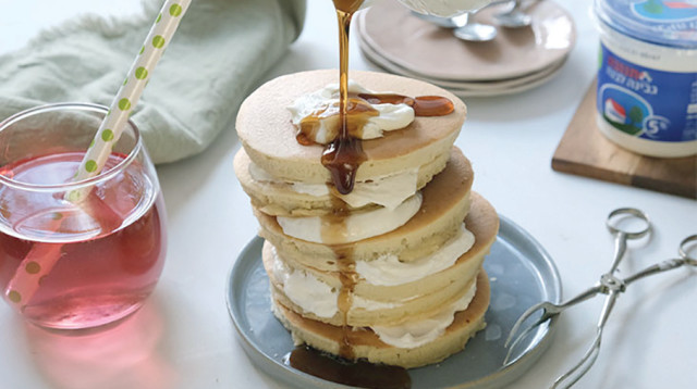 מגדל פנקייקים עם גבינה לבנה ומייפל (צילום: יח"צ תנובה)