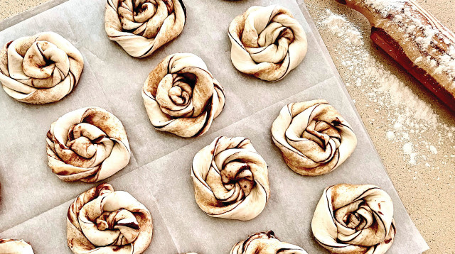 שבלולי קינמון וסוכר (צילום: הכנה, סטיילינג וצילום: פסקל פרץ־רובין)