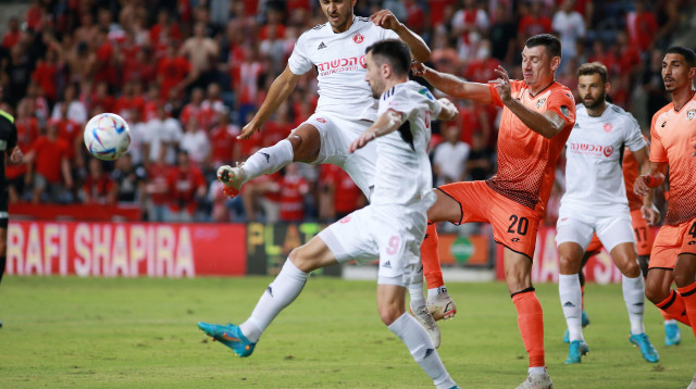 שחקן הפועל תל אביב קייס גאנם עם אלן אוז'בולט (צילום: קובי אליהו)