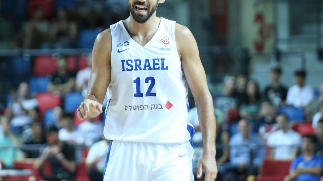 הנבחרת ברחה ברבע השני. מנקו (צילום: אודי ציטיאט)