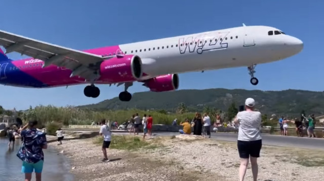 מדהים - מטוס שהיה בדרך לנחיתה, טס מטרים ספורים מעל ראשיהם של התיירים בחוף (צילום: מתוך יוטיוב)