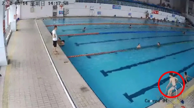 התיעוד המזעזע ממצלמות האבטחה של הבריכה הציבורית (צילום: מתוך פייסבוק)