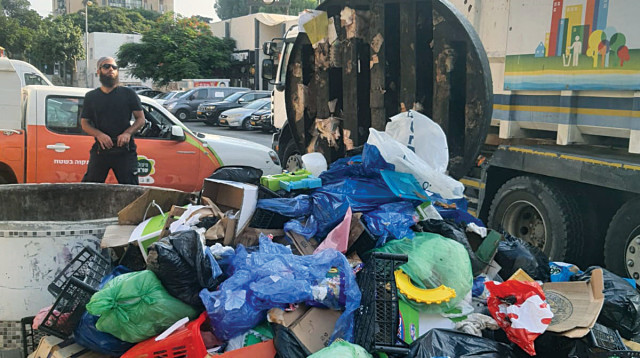 זירת החיפושים ברחוב יונה גרין. "הפכנו מאות שקיות של זבל"  (צילום: באדיבות התושבים)