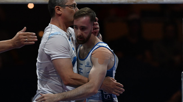 המתעמל הישראלי ארטיום דולגופיאט עם מאמנו סרגיי וייסבורג באליפות אירופה (צילום: GettyImages, CHRISTOF STACHE/AFP)