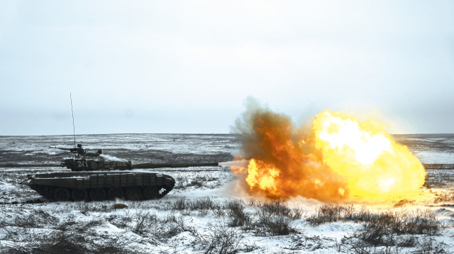 טנק רוסי יורה אש צילום רויטרס (צילום: רויטרס)