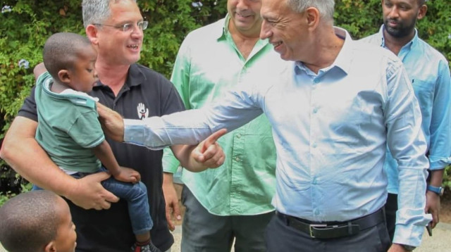 פרופ' אש בבית הילדים של עמותת הצל ליבו של ילד (צילום: עמותת הצל ליבו של ילד)