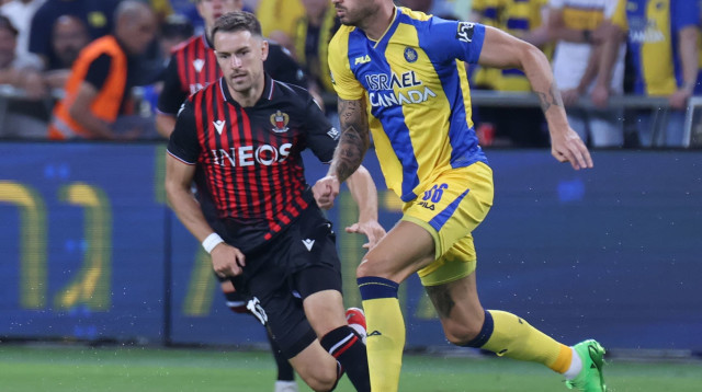 שחקן ניס ארון ראמזי, מול ניר ביטון, שחקן מכבי תל אביב (צילום: דני מרון)