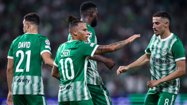 עברו בהצלחה את 90 הדקות הראשונות. שחקני מכבי חיפה (צילום: מאור אלקסלסי)