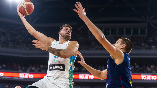 שחקן נבחרת סלובניה לוקה דונצ'יץ' מול שחקן נבחרת סרביה ניקולה יוקיץ' (צילום: GettyImages, Jurij Kodrun)