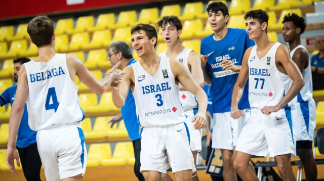 יופי של טורניר. נבחרת הקדטים חוגגת (צילום: אתר רשמי, אתר פיב"א)