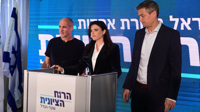 אמיתי פורת לצידם של איילת שקד ויועז הנדל (צילום: אבשלום ששוני)