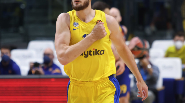 שחקן מכבי תל אביב דראגן בנדר (צילום: דני מרון)