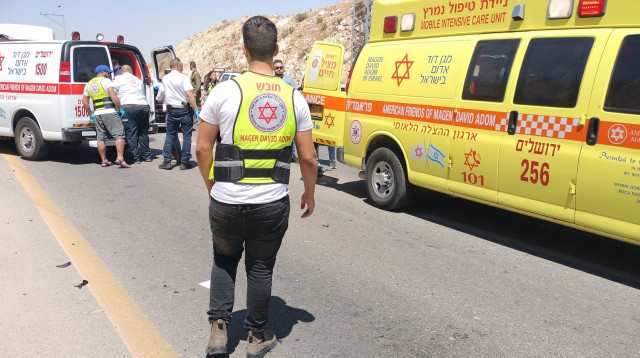 אמבולנס מד"א בזירה  (צילום: תיעוד מבצעי מד"א)