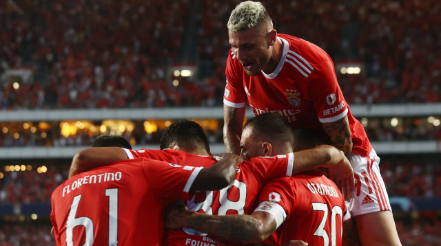 שחקני בנפיקה חוגגים (צילום: רויטרס)