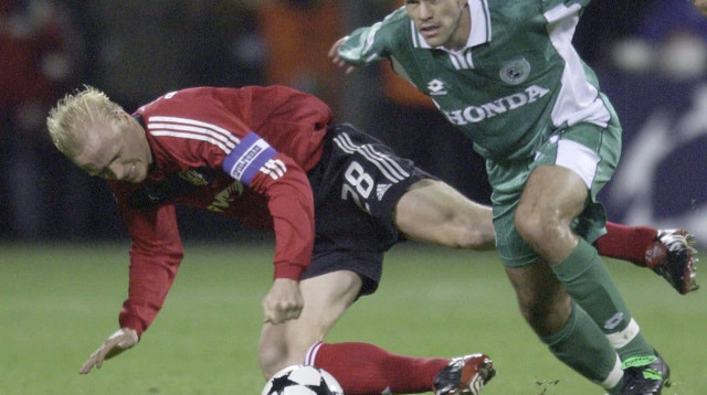 הופיע בכל המשחקים בשלב הבתים ב-2002. מיכאל זנדברג לפני קרסטן ראמלוב מלברקוזן (צילום: GettyImages, Christof Koepsel/Bongarts)