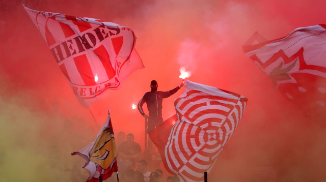 אווירה יוצאת דופן. אוהדי הכוכב האדום (צילום: רויטרס)