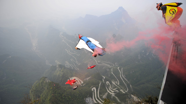 מתמודדים בתחרות חליפות תעופה קופצים ממטוס - שנת 2014 (צילום: רויטרס)