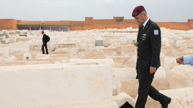 רב אלוף אביב כוכבי בביקור בבית עלמין יהודי במרוקו (צילום: דובר צה"ל)