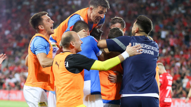 שחקני אוניברסיטטאה קראיובה חוגגים שער (צילום: דני מרון)