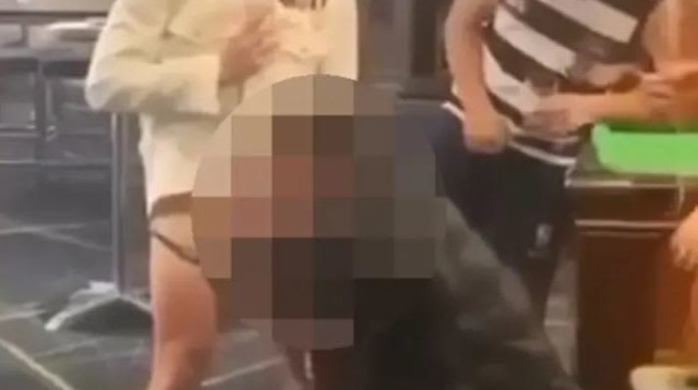 שחקן כדורגל מבצע מין אוראלי בחברו (צילום: צילום מסך, תמונות גולשים)