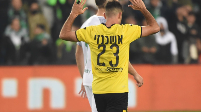 כבש מול האקסית, אותה עזב לפני 17 ימים בלבד, ולא חגג. יובל אשכנזי (צילום: ברני ארדוב)