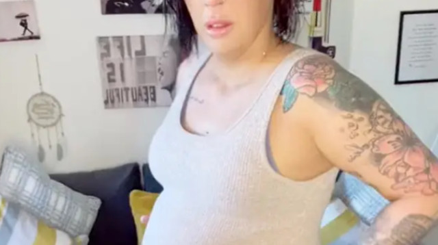 "נראית בחודש השמיני להריונה" (צילום: מתוך טיקטוק)