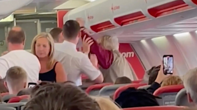 "גברת, תשבי בבקשה", הדרמה במטוס (צילום: מתוך טיקטוק)