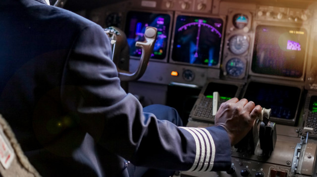 טייס בקוקפיט, אילוסטרציה (צילום: אינגאימג)