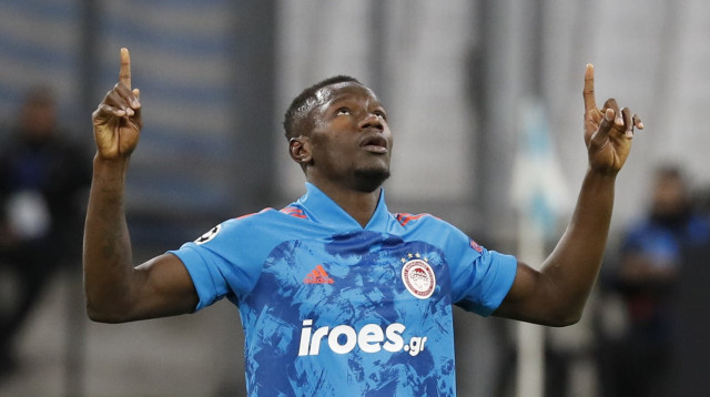 מאדי קמארה שחקן אולימפיאקוס חוגג (צילום: רויטרס)