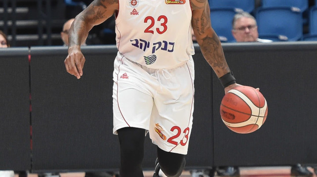 בכורה מחודשת באדום. רולנד (צילום: ברני ארדוב)