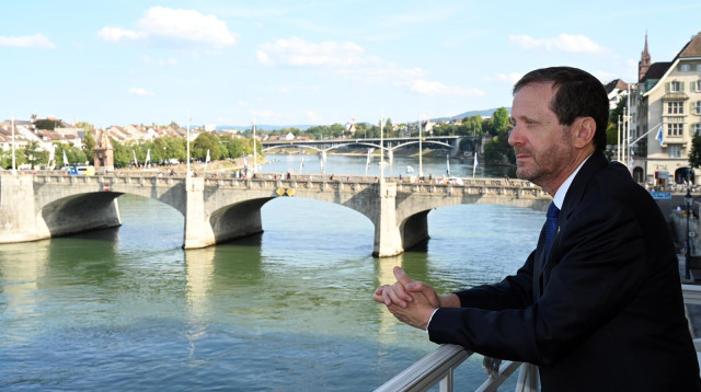 יצחק הרצוג, בשחזור תמונתו המפורסמת של בנימין זאב הרצל (צילום: חיים צח / לע״מ)