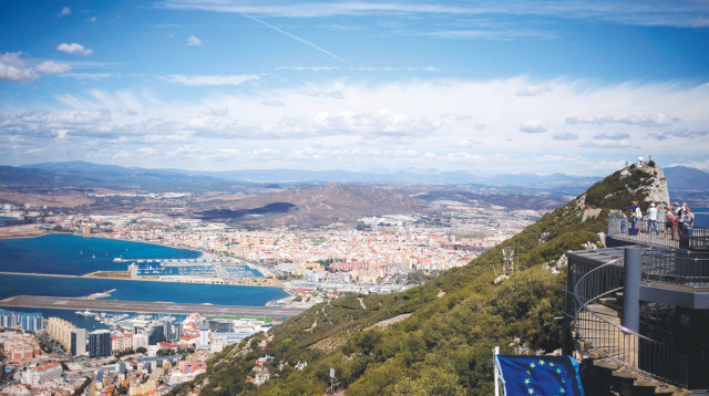 תיירים מביטים על עיירה ספרדית ועל גיבלרטר (צילום: רויטרס)
