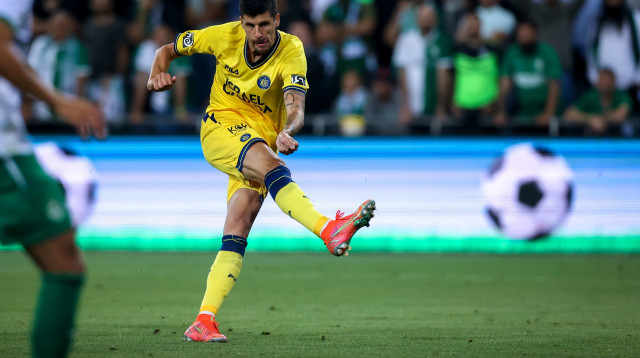 סטיפה פריצה שחקן מכבי תל אביב (צילום: מאור אלקסלסי)