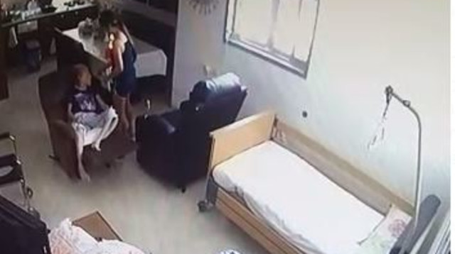 התעללות בקשישה בפ"ת - צילומים מתוך מצלמות האבטחה (צילום: מצלמת אבטחה)