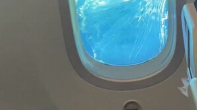 רגע מבעית, החלון התנפץ במהלך הטיסה (צילום: מתוך טיקטוק)