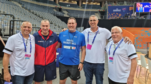 פיני גרשון, מוטי דניאל, מאמן נבחרת ישראל גיא גודס, עמוס פרישמן, ננו גינזבורג (צילום: אתר רשמי, איגוד הכדורסל)