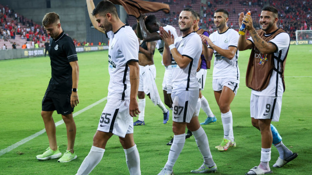 שחקני מ.ס. אשדוד חוגגים (צילום: דני מרון)