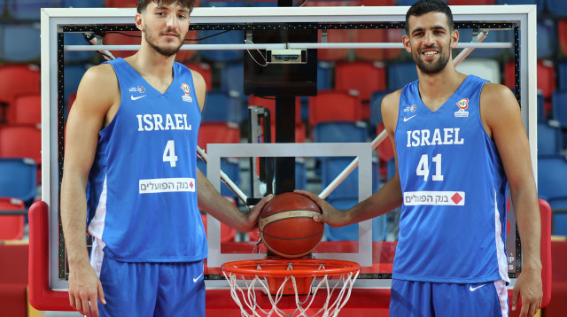 "הלוואי שישראל תזכה, ואז לא אכפת לי מי יהיה ה-MVP". תומר גינת ורומן סורקין (צילום: דני מרון)