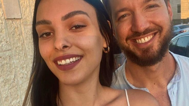 דניס רוסקוב ובת הזוג (צילום: צילום מסך אינסטגרם)