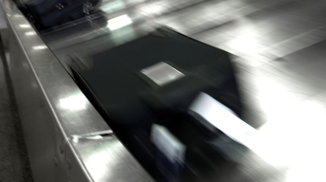 שיערה של העובדת נתפס במסוע המזוודות (צילום: אינג'אימג')