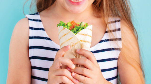 ילדה אוכלת טורטיה (צילום: מורן שטרום, נטורופטית)