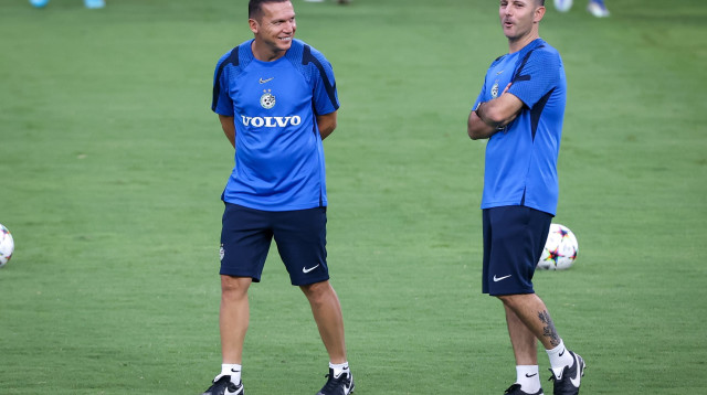 מאמן מכבי חיפה ברק בכר עם גיא צרפתי (צילום: מאור אלקסלסי)