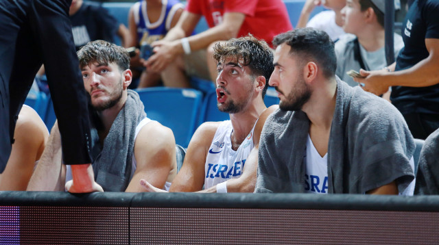 ימים ספורים לאליפות אירופה, המצב מדאיג. אבדיה על ספסל הנבחרת (צילום: קובי אליהו)