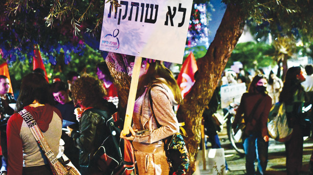 הפגנה נגד אלימות נגד נשים (צילום: אבשלום ששוני)